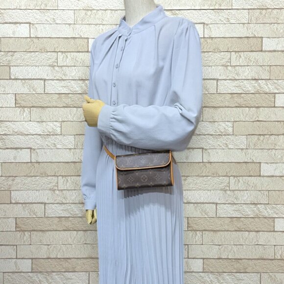 LOUIS VUITTON Authentic Brown Monogram Canvas Pochette Fanny Pack - Picture 2 of 9